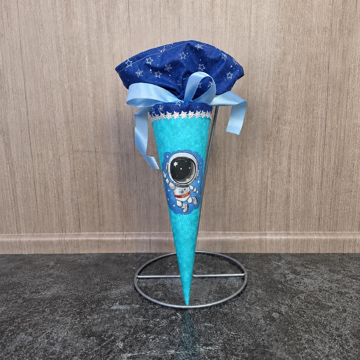 Kindergartentüte Astronaut in Blau, handgemachte Geschwistertüte im Weltall Design